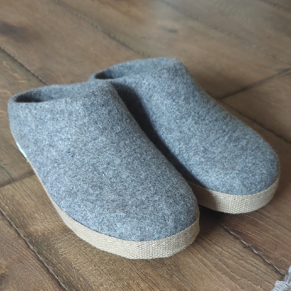 Kyrgies Slippers Bishkek Kicks
